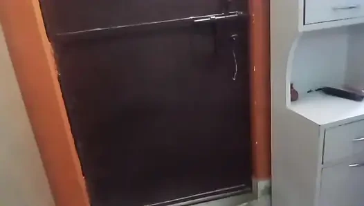 Schönes bhabhi trägt eine schöne sari.