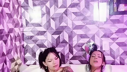 Spielen und heißes Küssen mit meinem Freund in der Badewanne