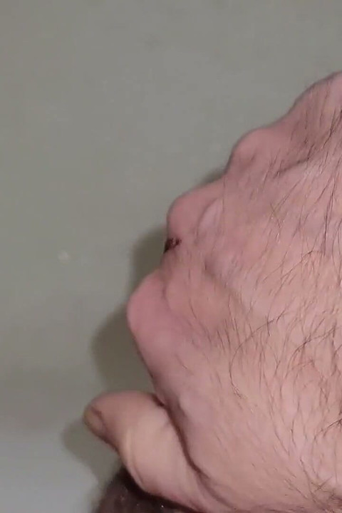 Titta på mitt peehole när jag kissa och sprutar med kissa blandat i min sperma!