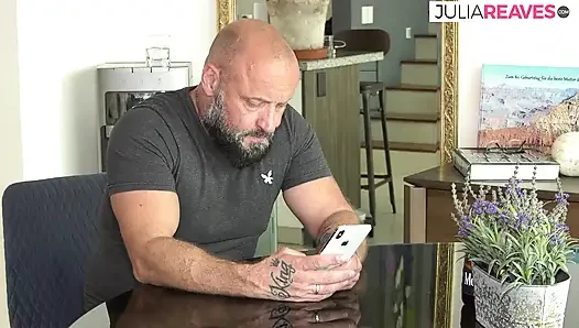 Schätzchen lutscht einen monsterschwanz und reitet es dann zu einem heißen cumshot
