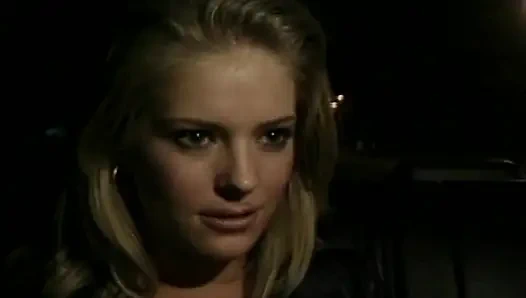 Schöne klassische Puppen, die Lesbenspaß auf dem rücksitz eines Taxis haben