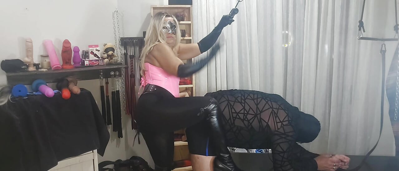 노예 엉덩이에 피스팅하고 따먹히는 금발