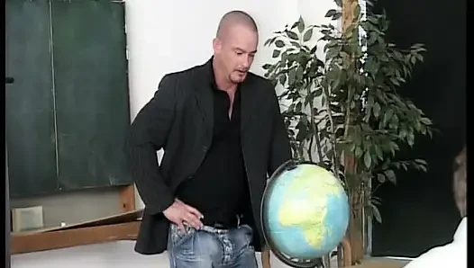 Крошечную немецкую тинку-куклу трахнули в жестком тройничке в классе