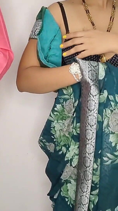 Emotional moment from "Komal ka blouse telar ne dhila sil dia dubara nap le ke silaya"