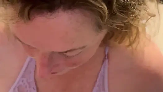 Olgun evli kadın mutfak adasında erkeğini sert mastürbasyon yapıyor