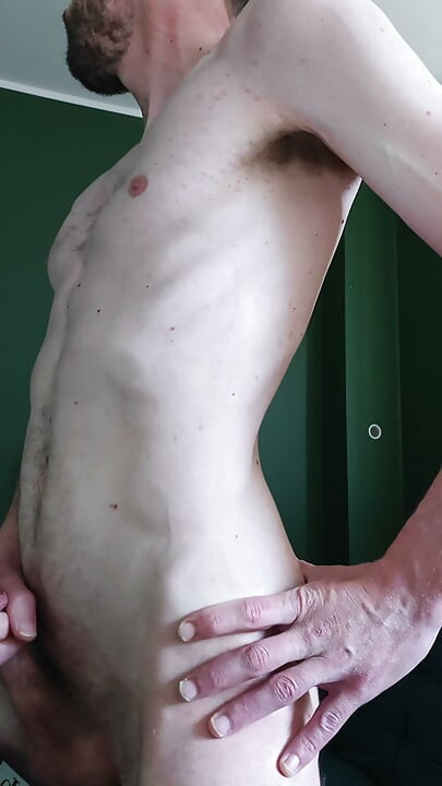Chico heterosexual, deportista, atleta, soltero de Polonia masturbándose