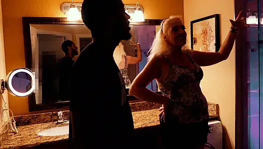 Шлюховатая милфа-риелтор трахается на депозит от клиента с большим черным членом