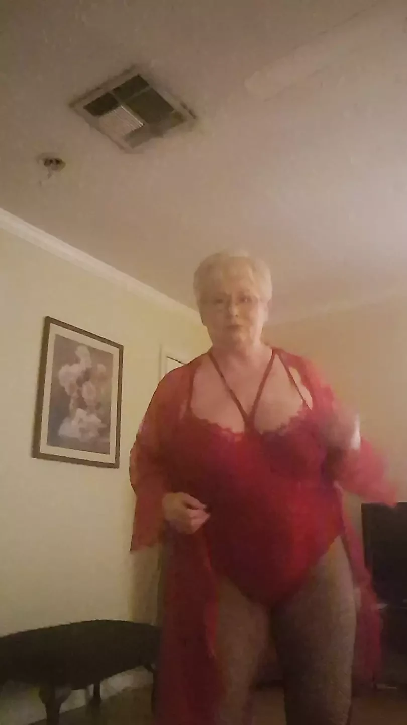 Arrapata nonna gilf sexy mostra le sue grandi tette e la sua figa grassa mentre balla