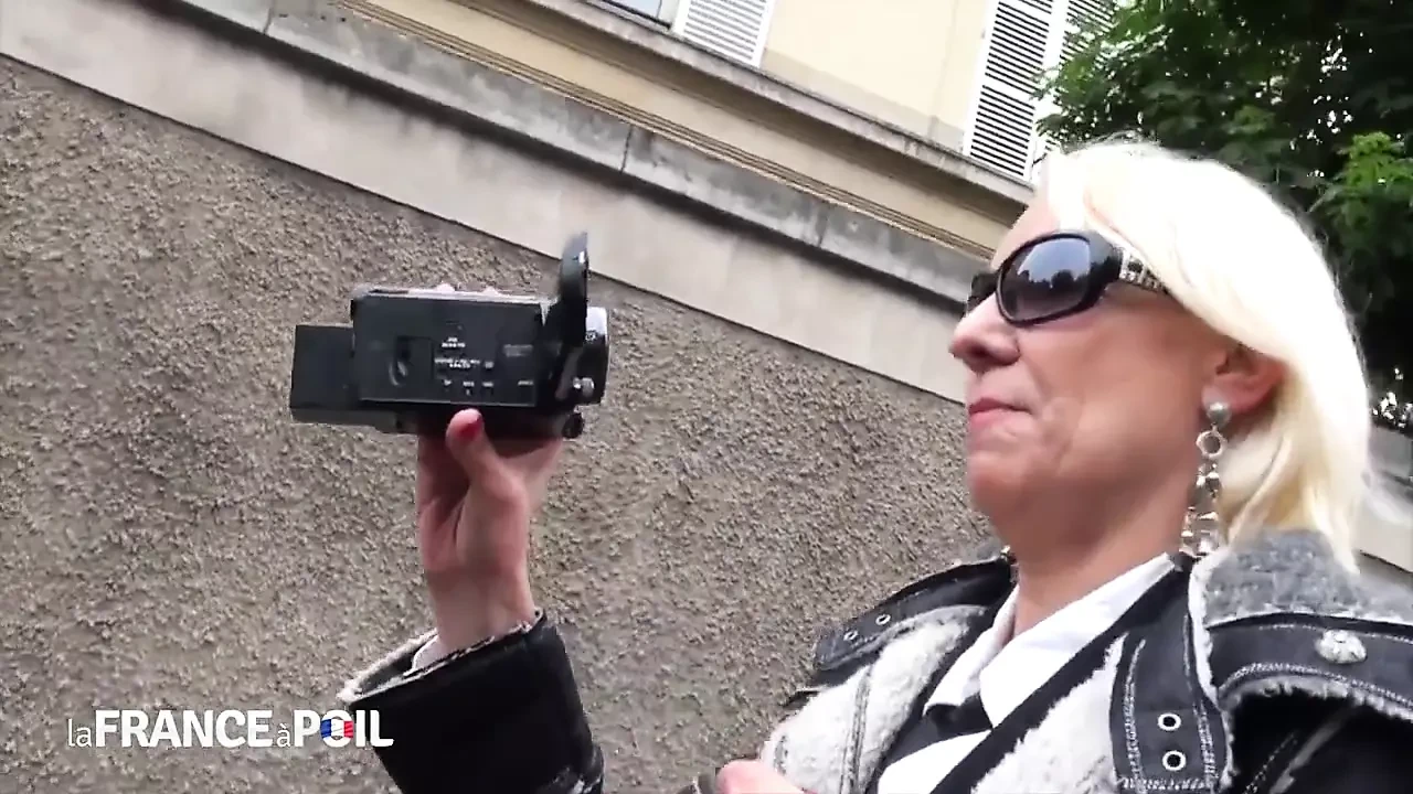 Yaşlı sarışın sürtük sert genç yarağı emiyor