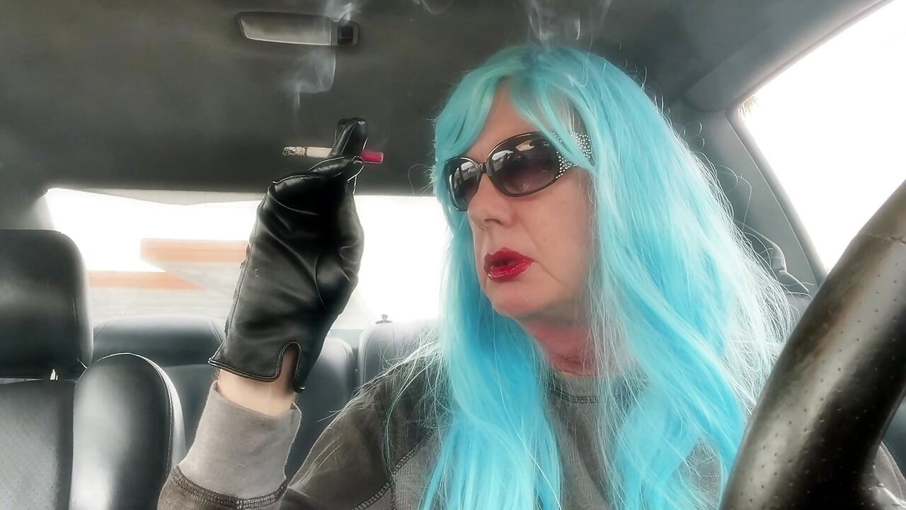 MAMA RUTHIE HEEFT WAT BLAUW HAAR EN EEN LANGE VS120 ZE HOUDT VAN ROKEN