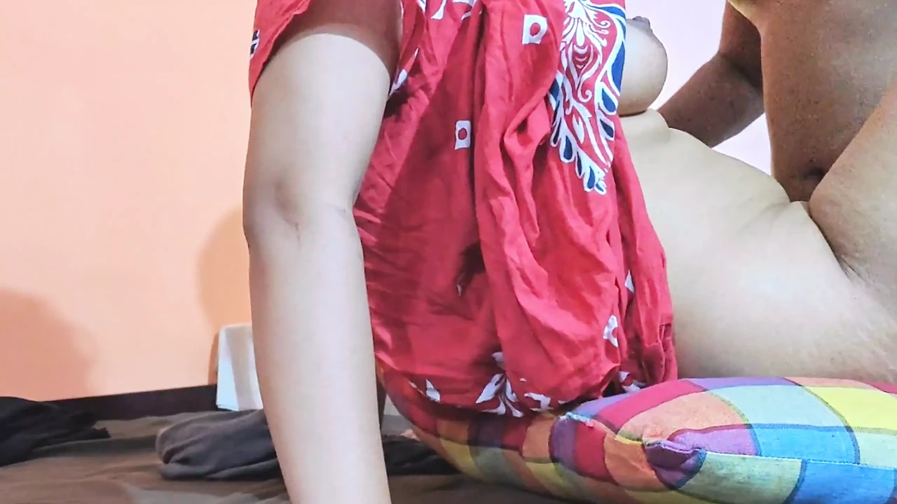 害羞的已婚女人乱搞外卖员。