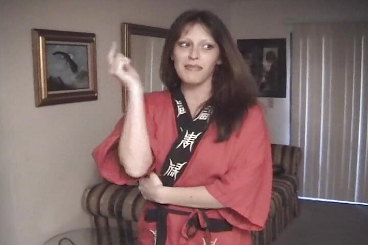 Справжня аматорська красуня отримала величезну кількість сперми після їзди на члені