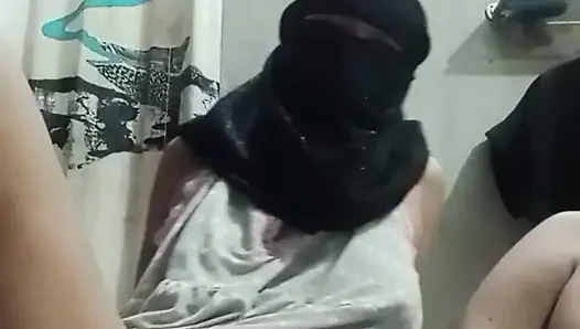 Gadis imut india lagi asik masturbasi memek sempitku di rumah saudara tiriku