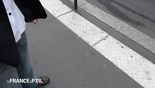 Azgın sarışın sürtük yarağın her yerine salya akıtıyor