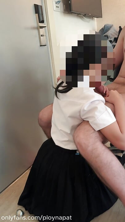 Üniformalı sevimli Taylandlı öğrenci okuldan sonra büyük beyaz bir yarakla sikiliyor