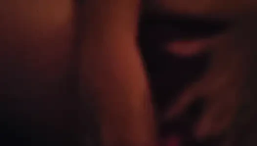 Milf spielt bis zum harten orgasmus