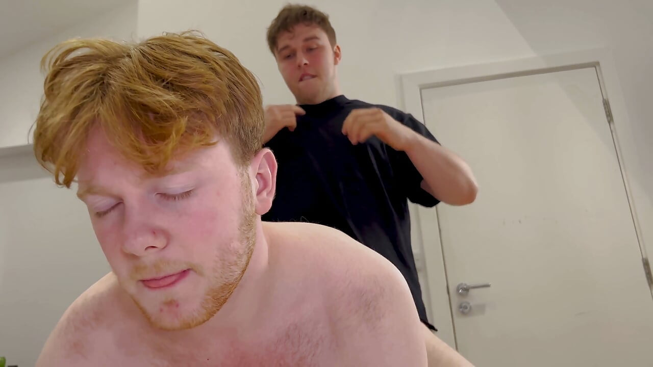Ginger twinks pertama kali dengan atasan kontol besar