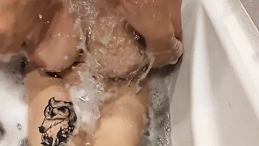 Ateşli büyük memeli üvey kız kardeş banyoda vücutla oynuyor. Bakış açısı mükemmel memeler ve sıkı amcık