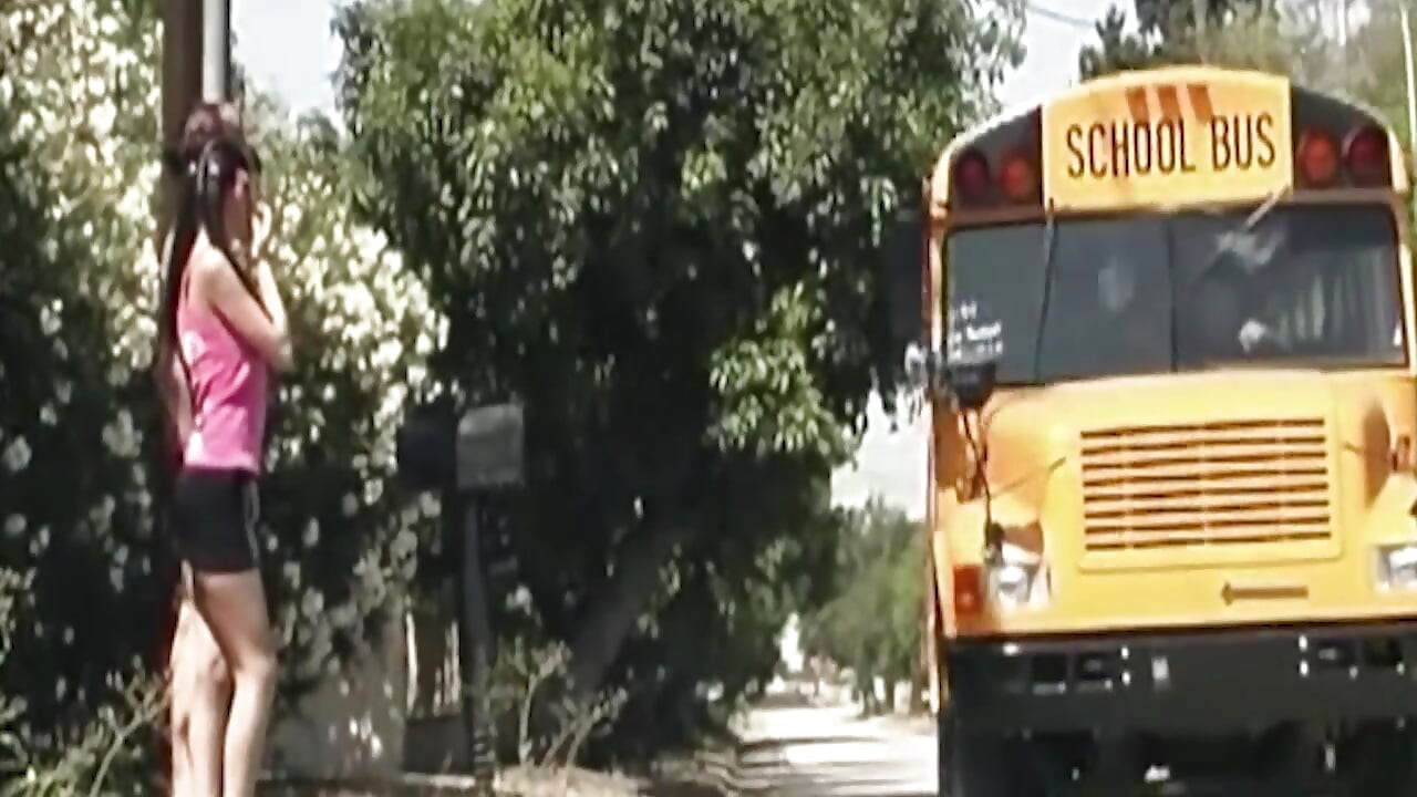 Séance de doigtage et de léchage de bus torride d’une brune tatouée