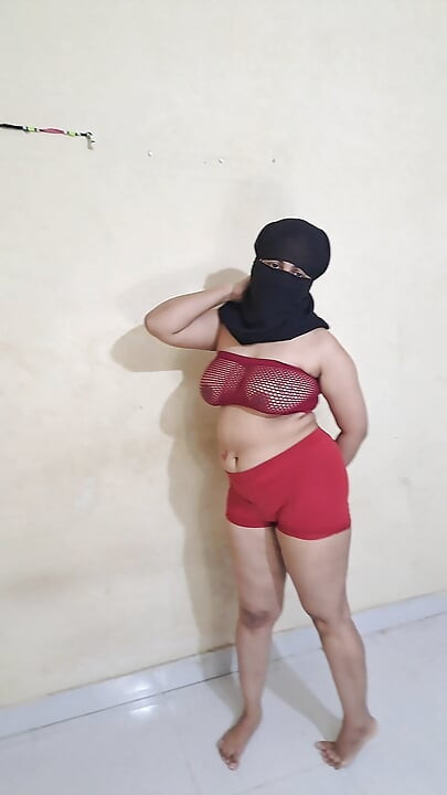 Dışarıda gülümsüyor, içi kırık