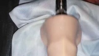 Sissy gebruikt een seksmachine