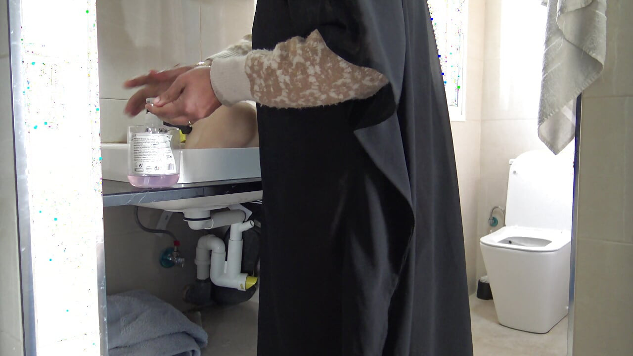 Lesbijska arabska mamuśka w hijabi myje jej dziewczyny ciasne cipki