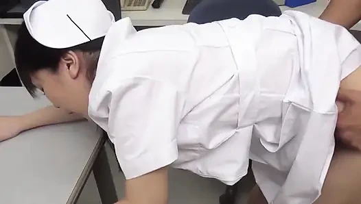 Japon hatun sahne 1_horny Asyalı hemşire Miyuki Ojima bir hastayı sikiyor