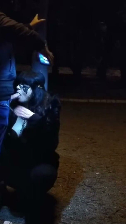 Pelacur MILF memberikan blowjob pada tali di tempat awam | Klip 1