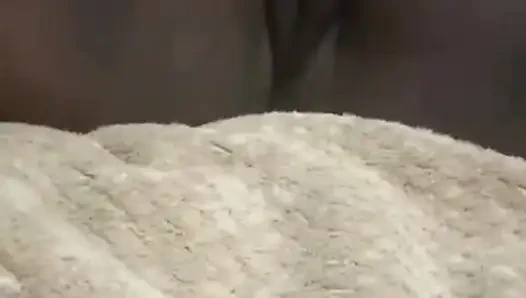 Schwarze bBW masturbiert allein