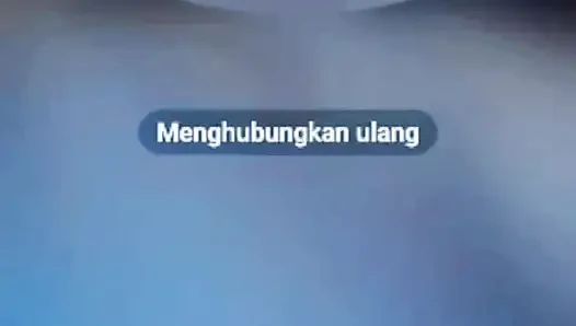 Bir kadının sevgilisiyle görüntülü görüşme bile emziriyor