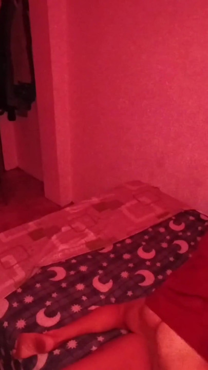 老继父发现他美丽丰满的继女在自慰，他们最终与她发生性关系。 | 短片 1