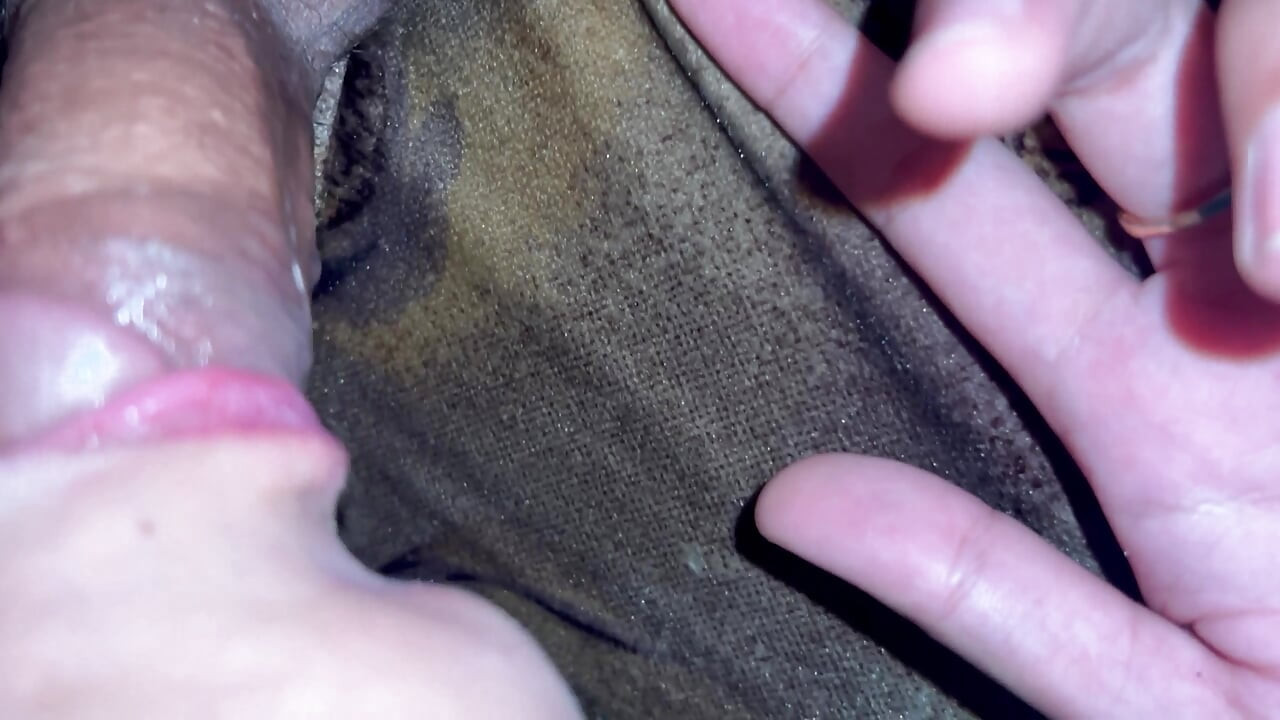 En lugn natt hemma skapar vackra minnen och djup känslomässig anslutning (18+)