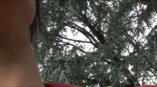 Seksi italijanska kurva se igra sa dildom dok puši pravi kurac