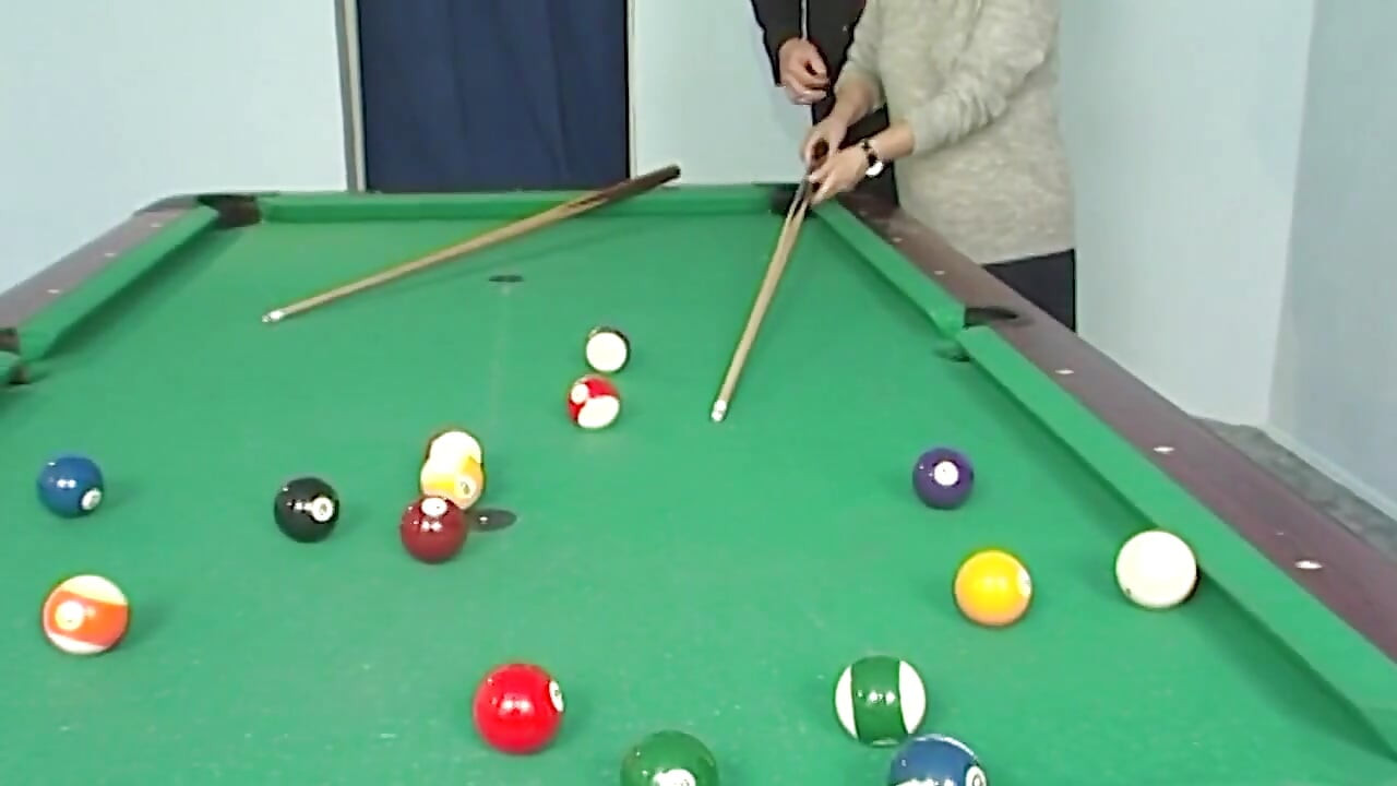 Masa de biliard futând o curvă matură care picură udă