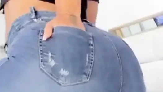 Big Booty in Jeans Dancing