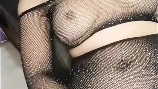 Турецкая девушка-брюнетка ублажила себя вибратором