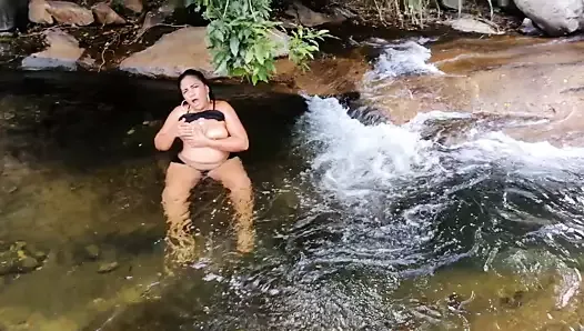 Penelope Olsen: Exhibitionism and masturbation outdoors in the public river during a walk (100% real amateur)