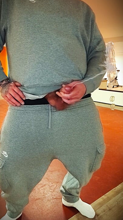 ยิงน้ําเงี่ยนบนกระจกที่ยิม