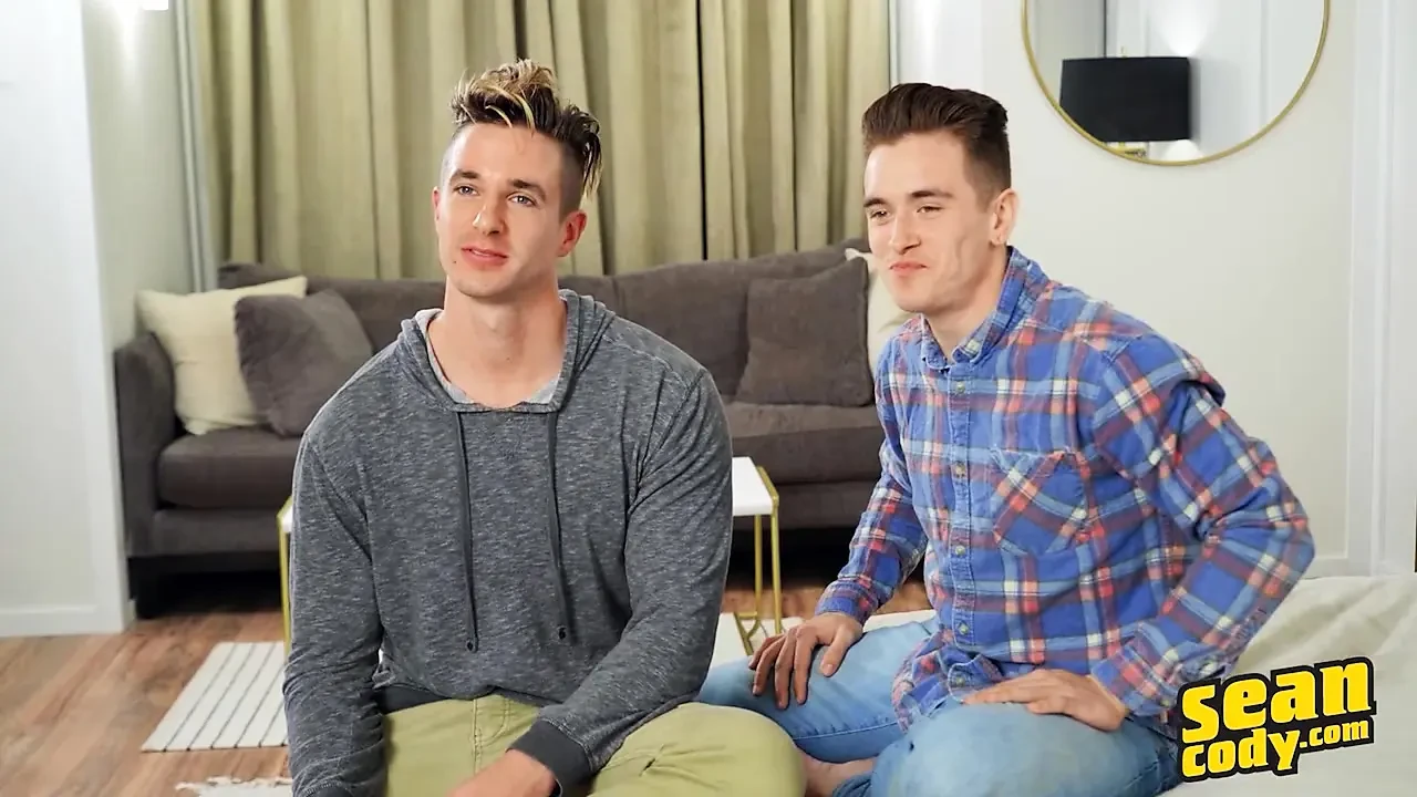 Sean CODy - Garrett mangia il buco di infila il buco di ed è scopata a pecorina prima di venire in faccia