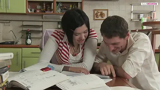 Gadis remaja imut nggak mau belajar lagi, sekarang dia pengen ngentot