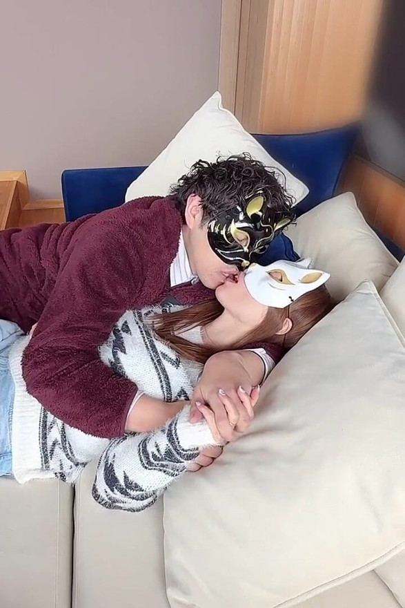 No sofá de sua sala secreta, eles compartilharam beijos apaixonados antes de fazer amor, expressando seu profundo amor.