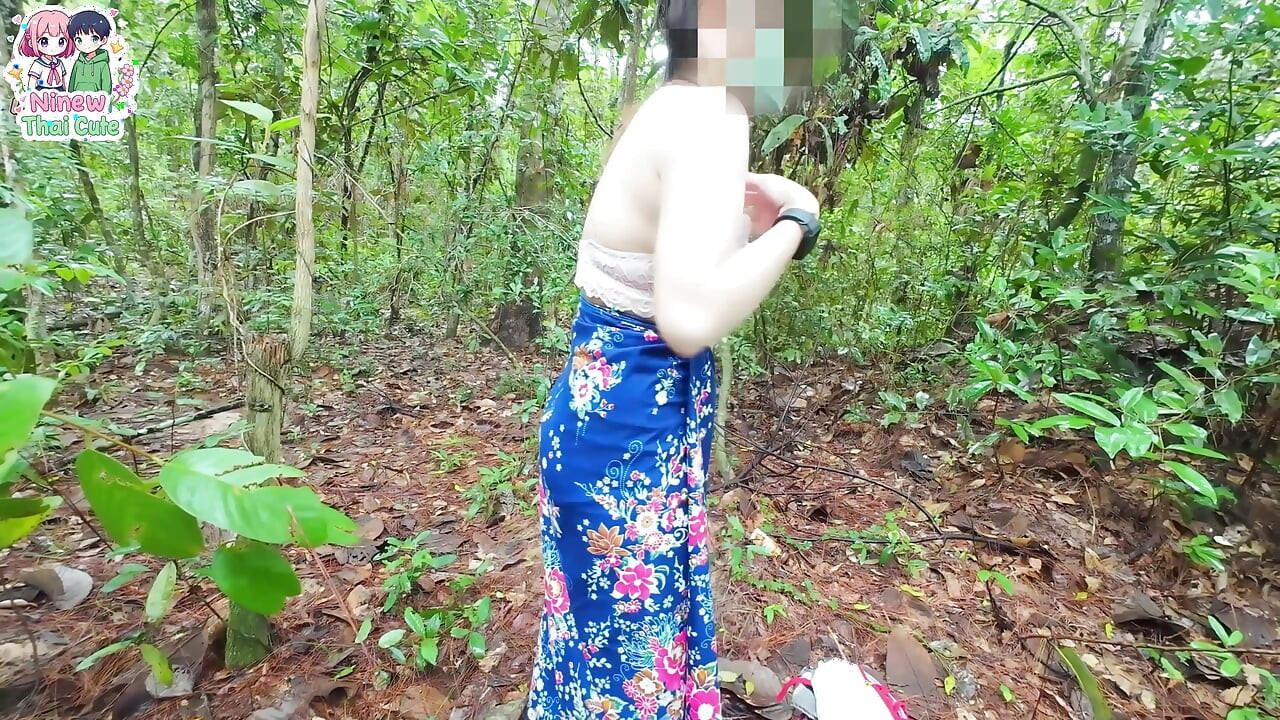 Le ragazze tailandesi vestite in cosplay si incontrano nella foresta profonda. Voce tailandese