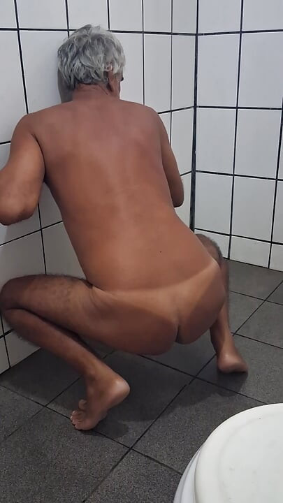 Ladysilva femboy på badet naken som viser frem den solbrune rumpa med sexy merke