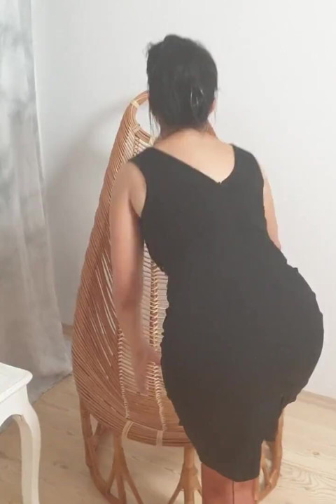 Büyük dildo ve naylon çorap deneyimi