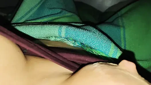 Eine ehefrau mit riesigen brüsten masturbiert im bett mit ihrem schwager und hört im anderen zimmer zu.