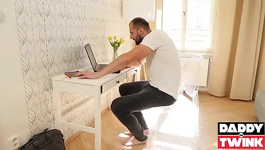 Baba twink minyon twink jack flynn pavel soras yarağının üzerine salya akıtıyor