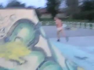 裸のスケートボード