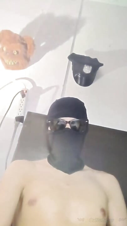 Budak Salvadoran tarik kote besar dia depan webcam