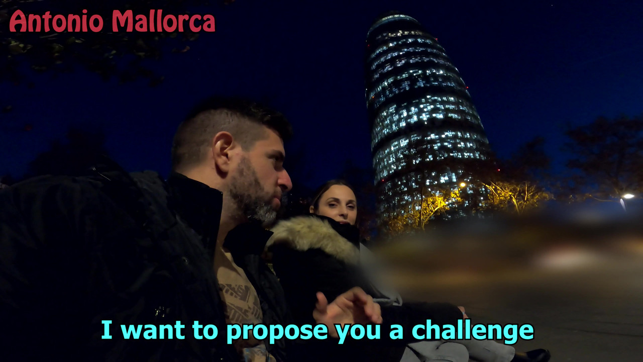 在我丢了airbnb后，热辣的大屁股西班牙人邀请我去她的酒店房间