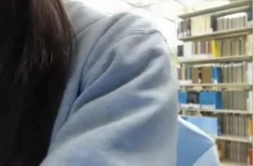 Blackette dans une bibliotheque